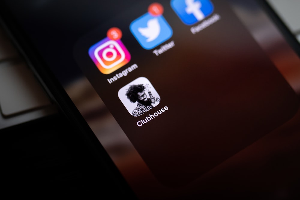 Smartphone negro que muestra iconos con iconos