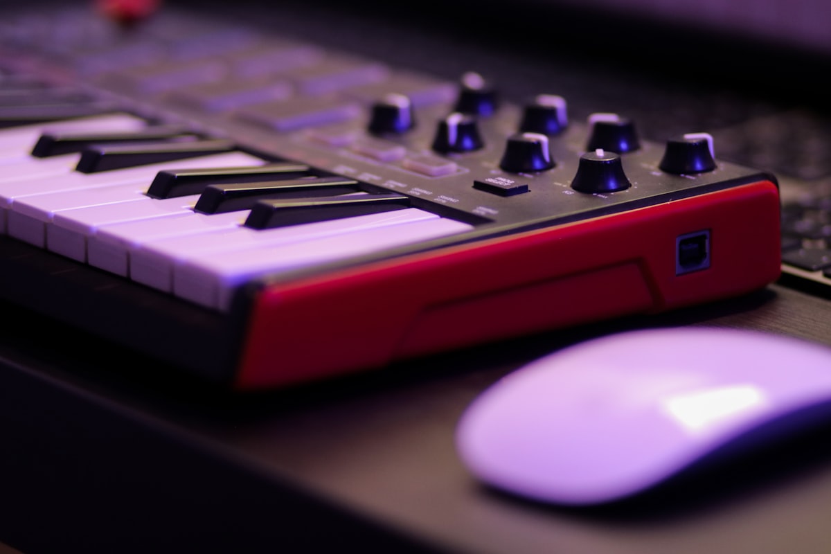 Elementos básicos de un estudio de grabación: controlador MIDI