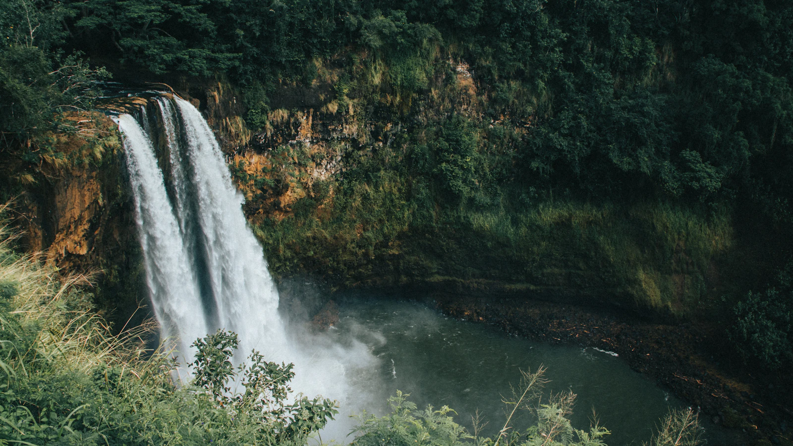 Wailua Falls Wasserfall in tropischer Vegetation auf Kauaʻi