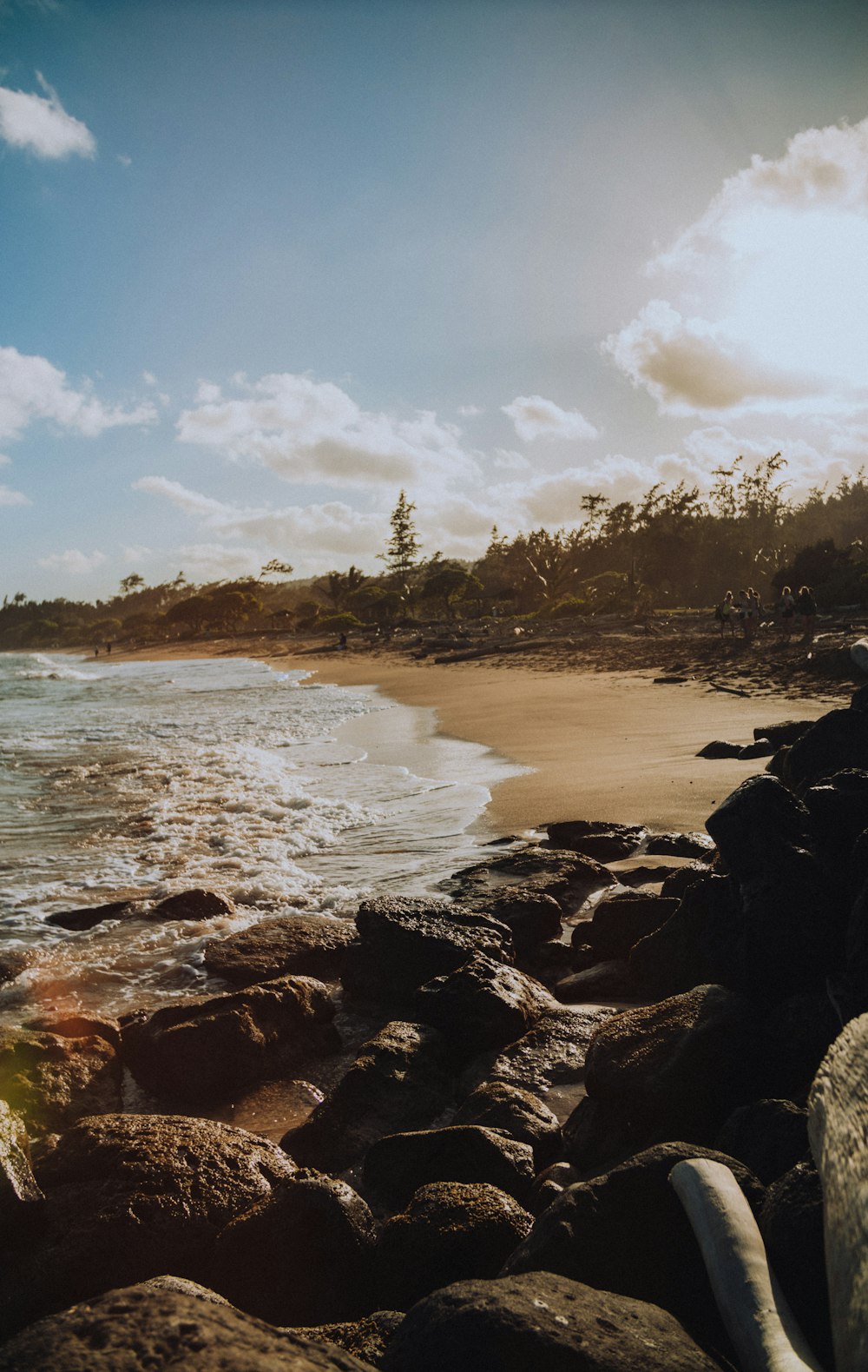 ocean waves crashing on rocks during daytime