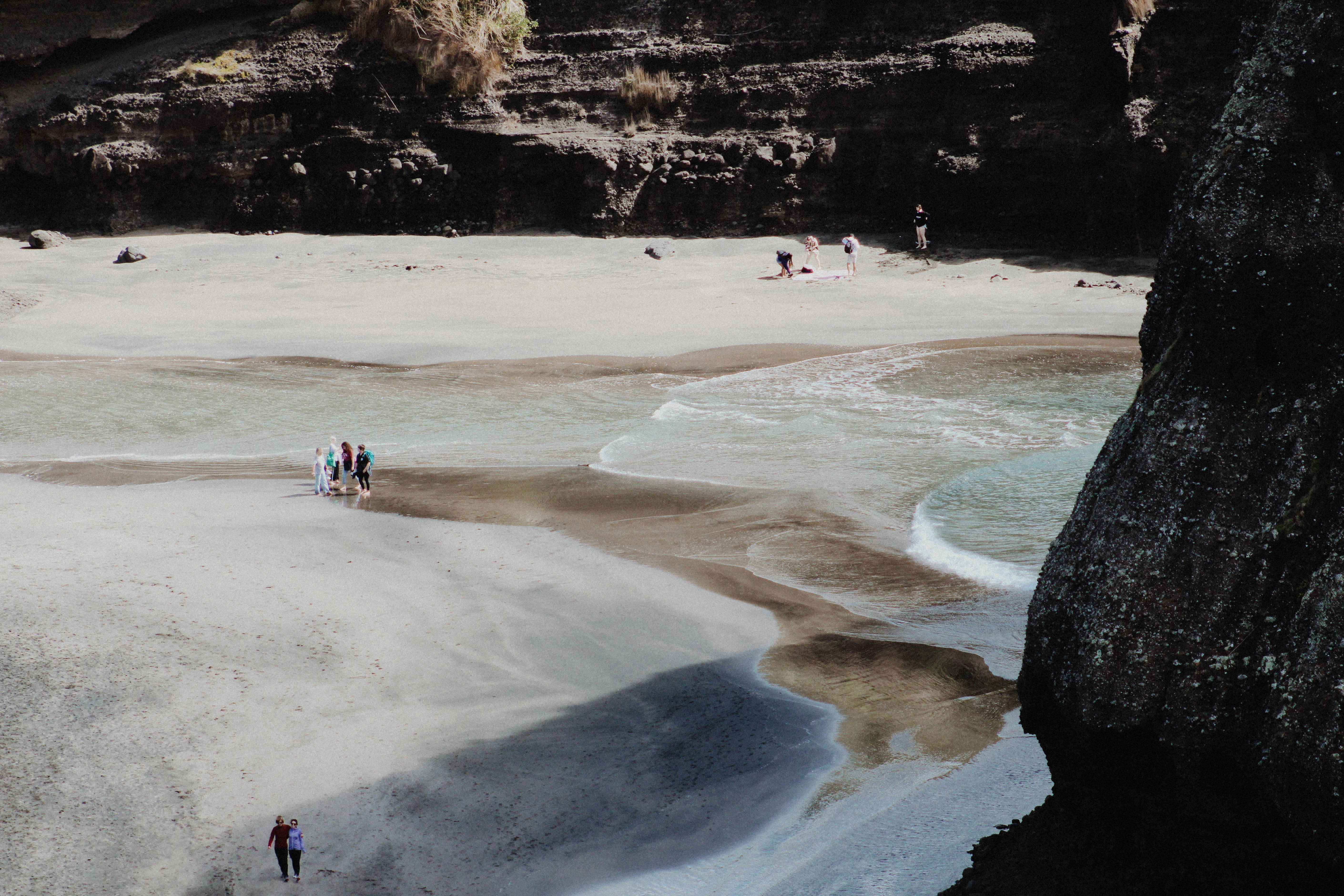 Gente caminando por la playa durante el día