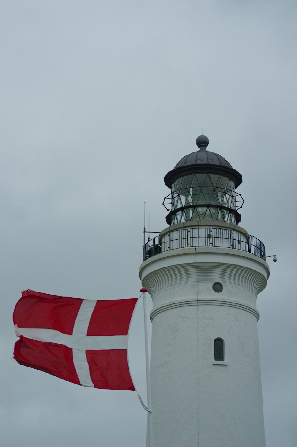 Faro de hormigón blanco y rojo