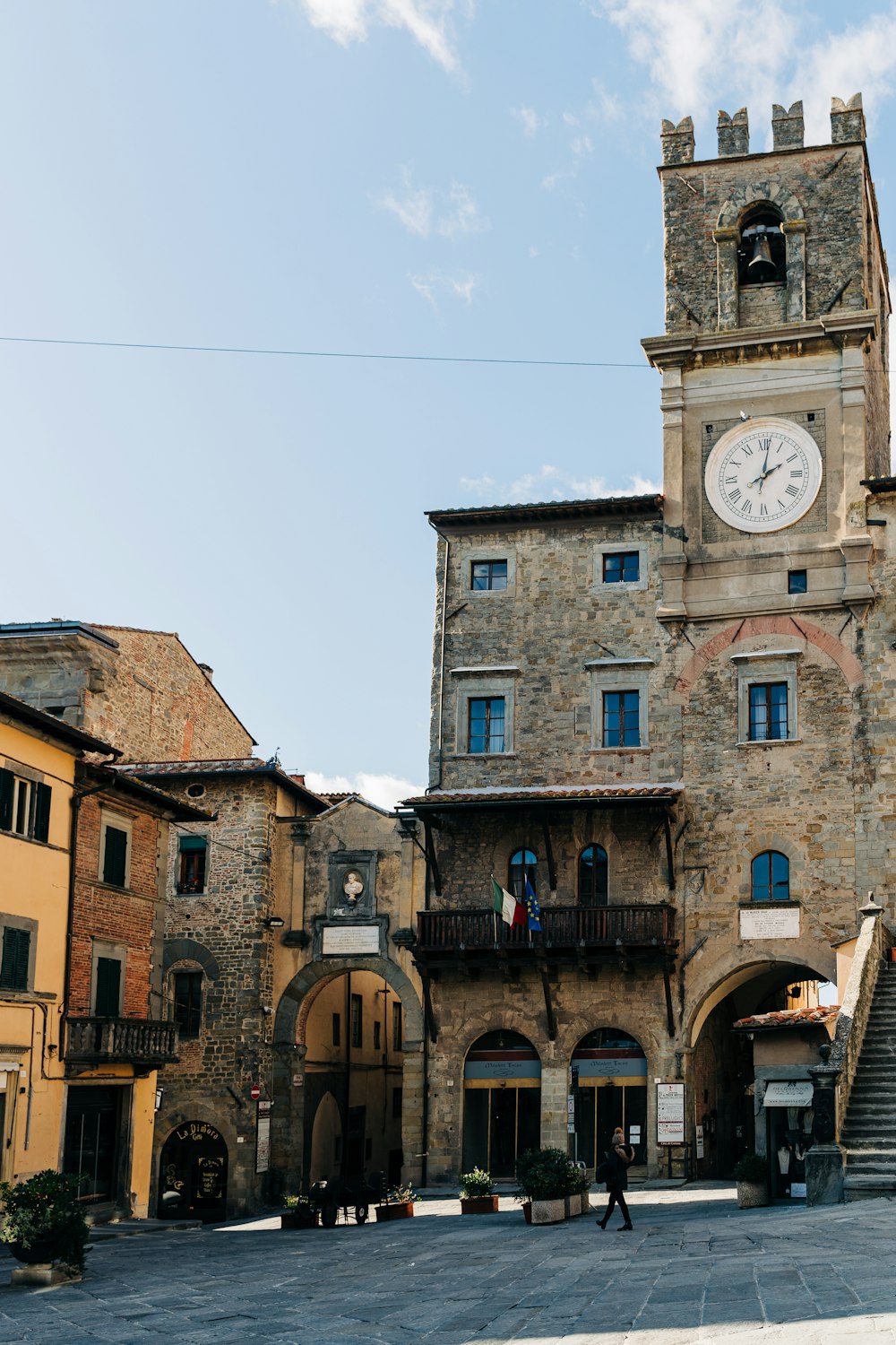 edificio in cemento marrone sotto il cielo bianco durante il giorno