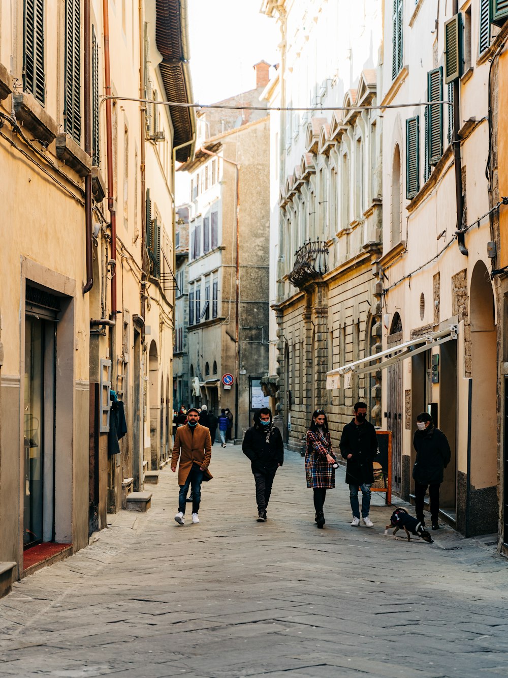 persone che camminano per strada durante il giorno