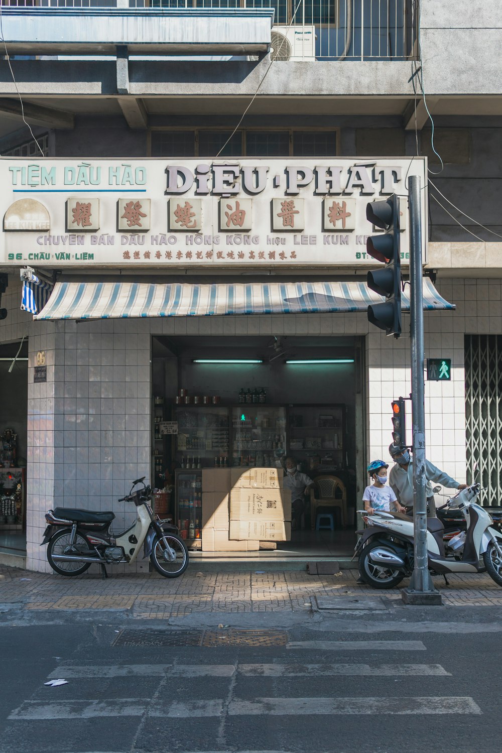 Motocicletta nera e grigia parcheggiata accanto al negozio durante il giorno