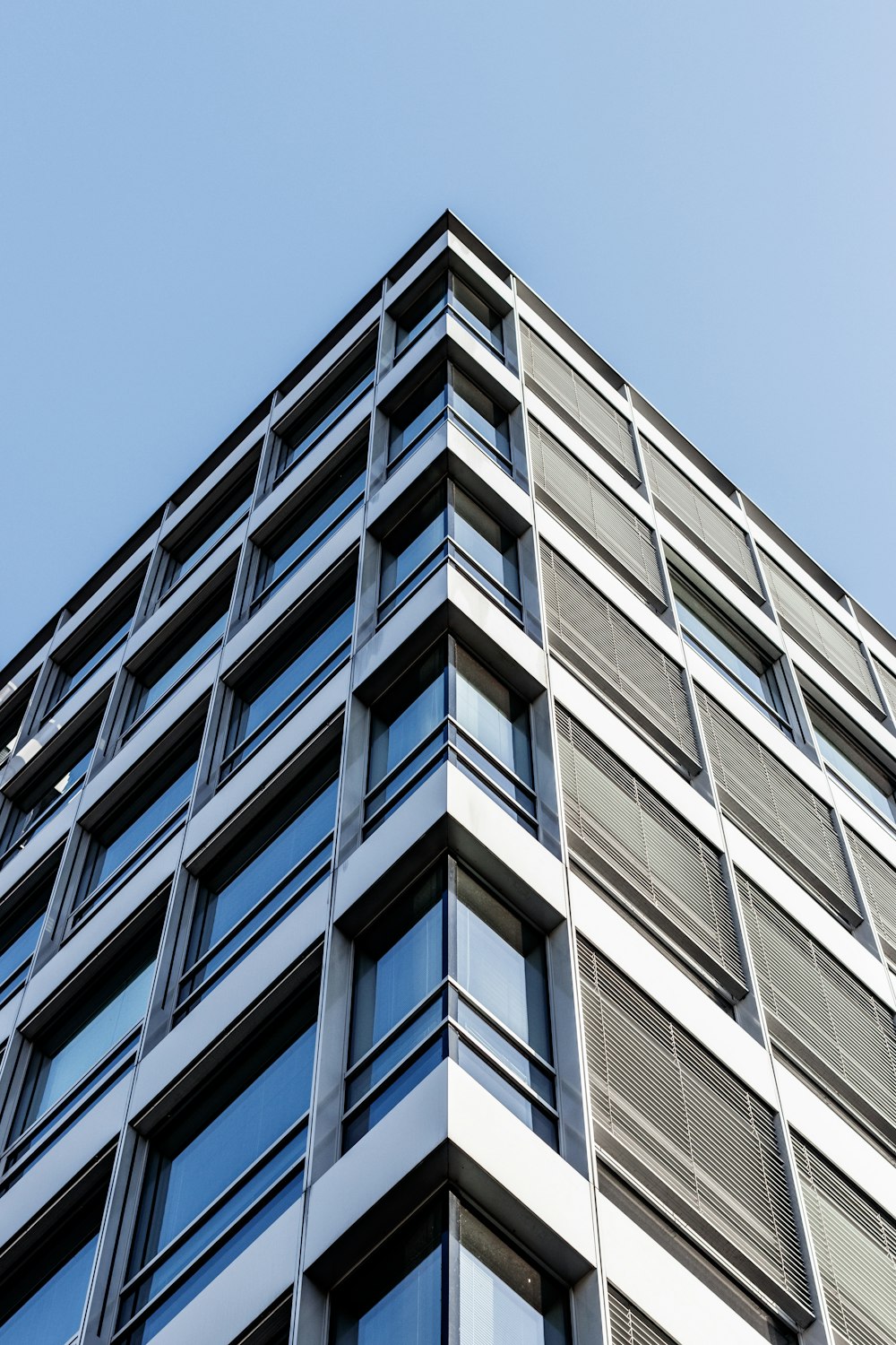 edifício de concreto branco e azul