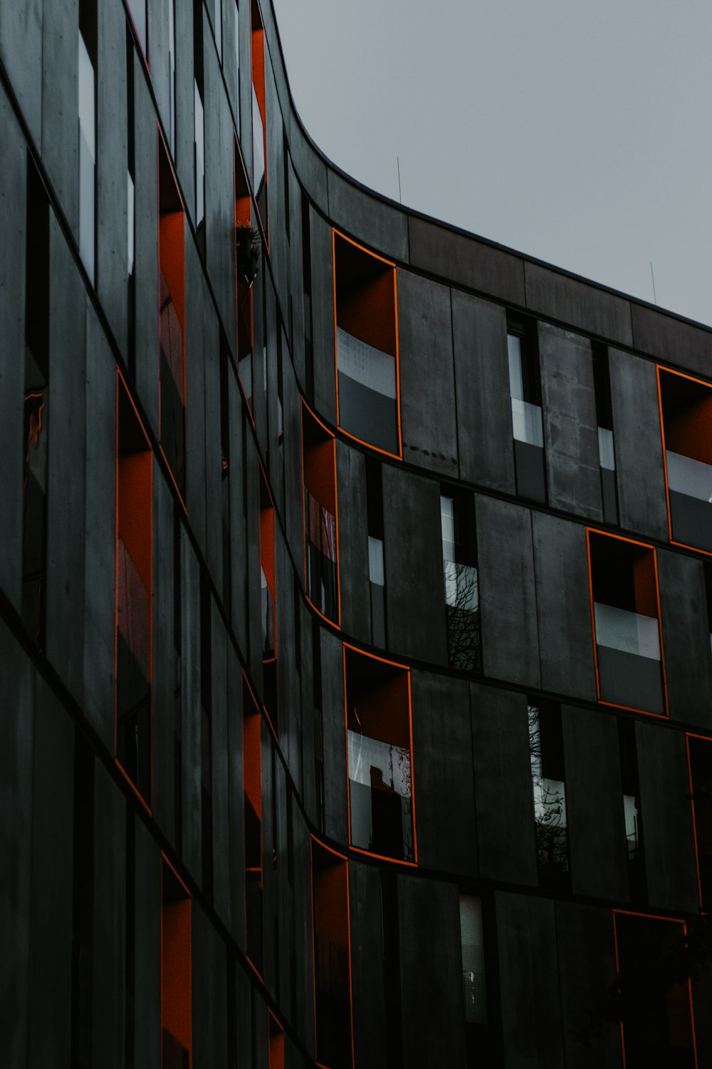 edifício de concreto preto e laranja