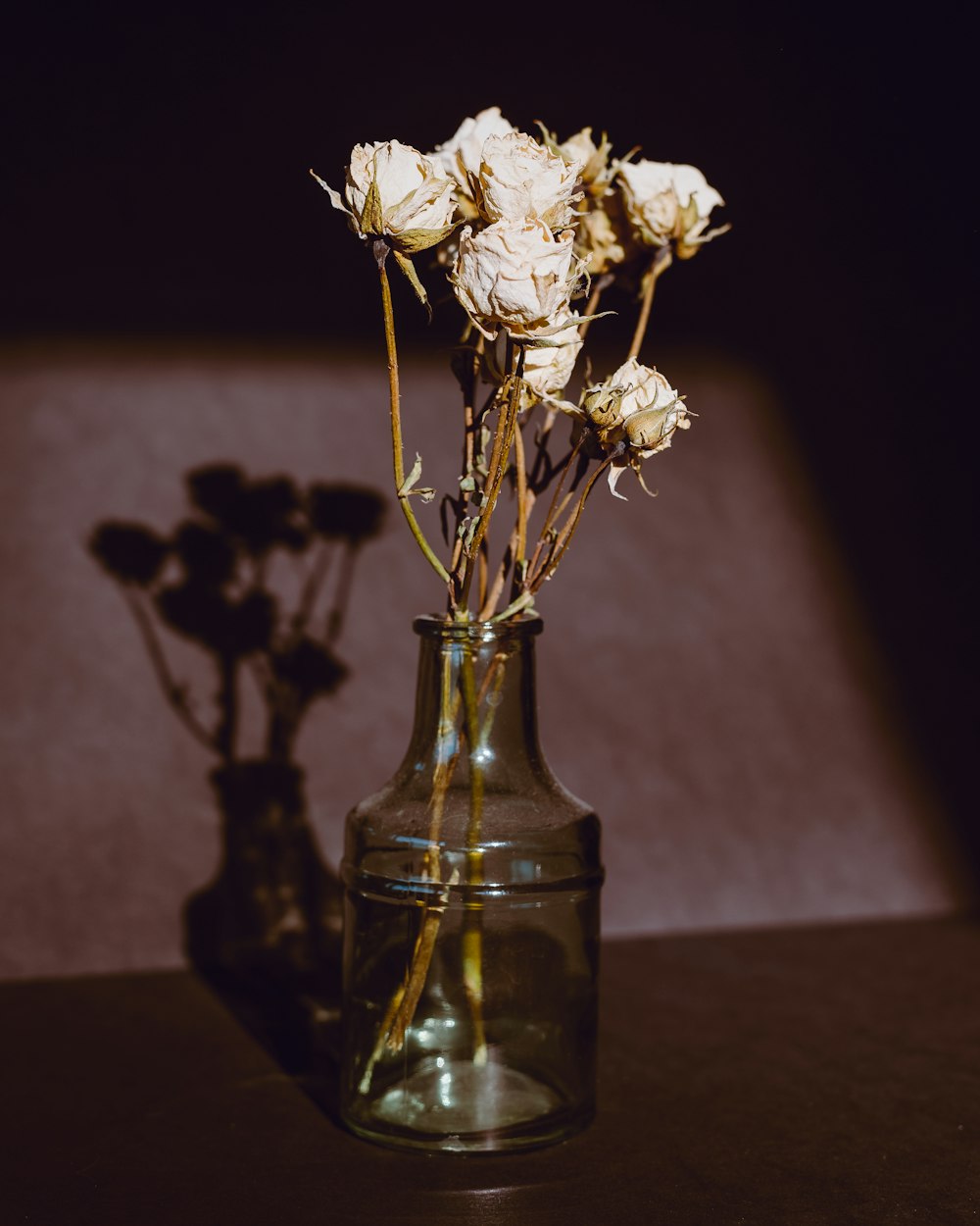 Roses blanches dans un vase en verre transparent