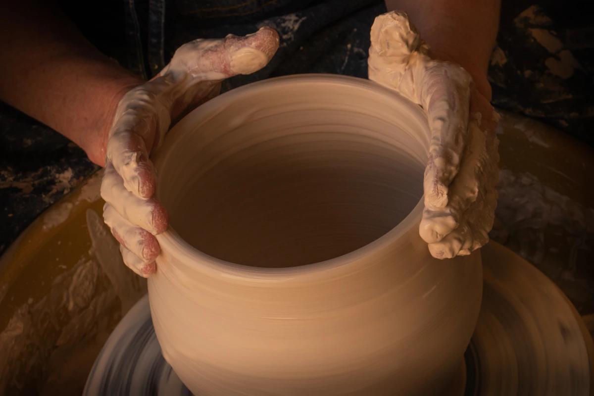 Gestes du potier à l'atelier