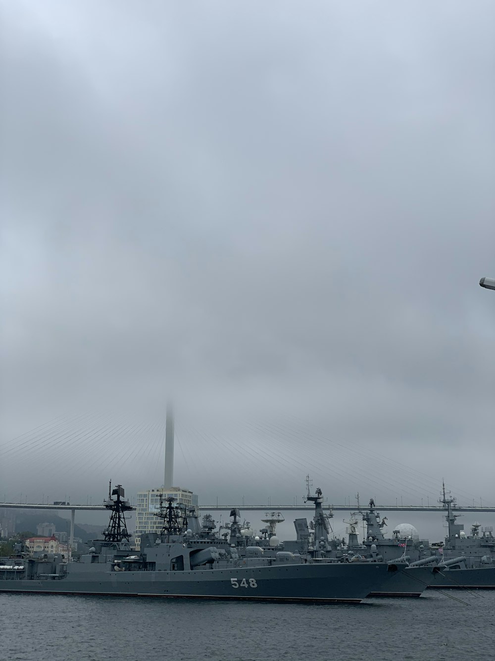 Edificios de la ciudad bajo nubes blancas durante el día