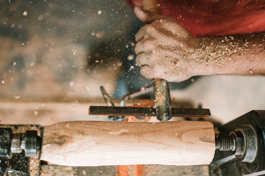 Pièce de bois tournée sur un tour à bois de l'atelier