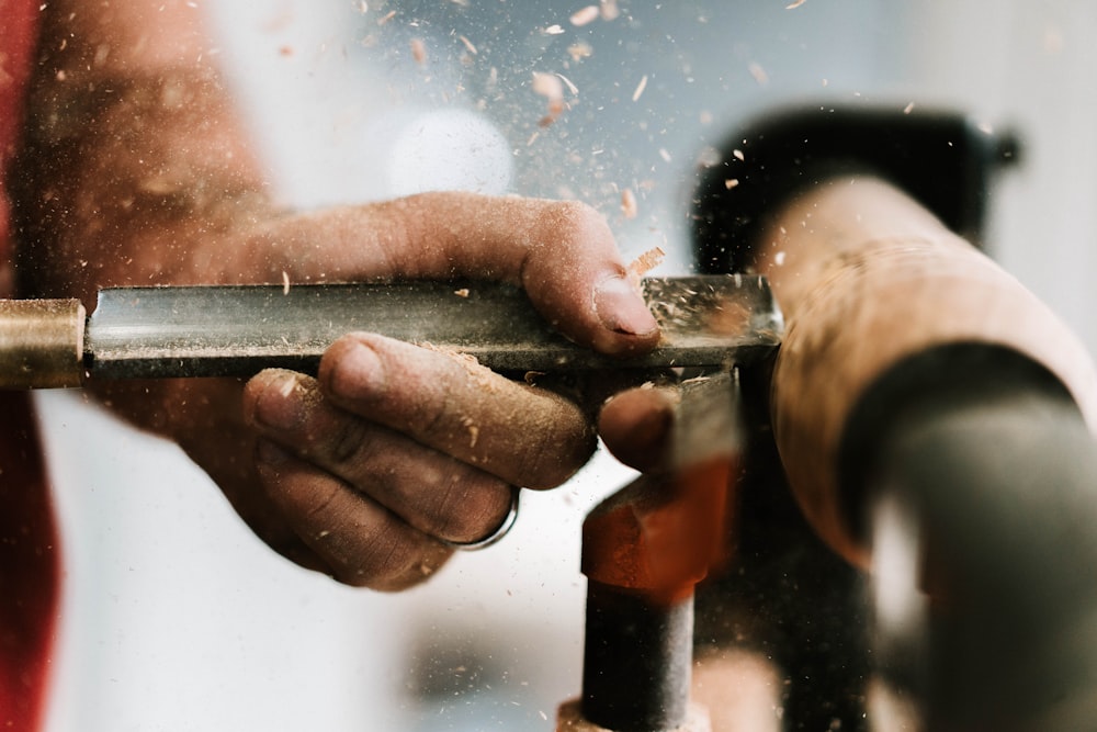 personne tenant une pipe en argent et orange