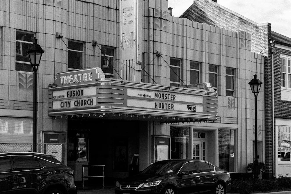 Une photo en noir et blanc d’une salle de cinéma