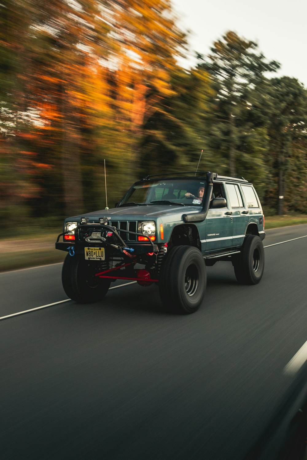 日中の道路上の青いSUV