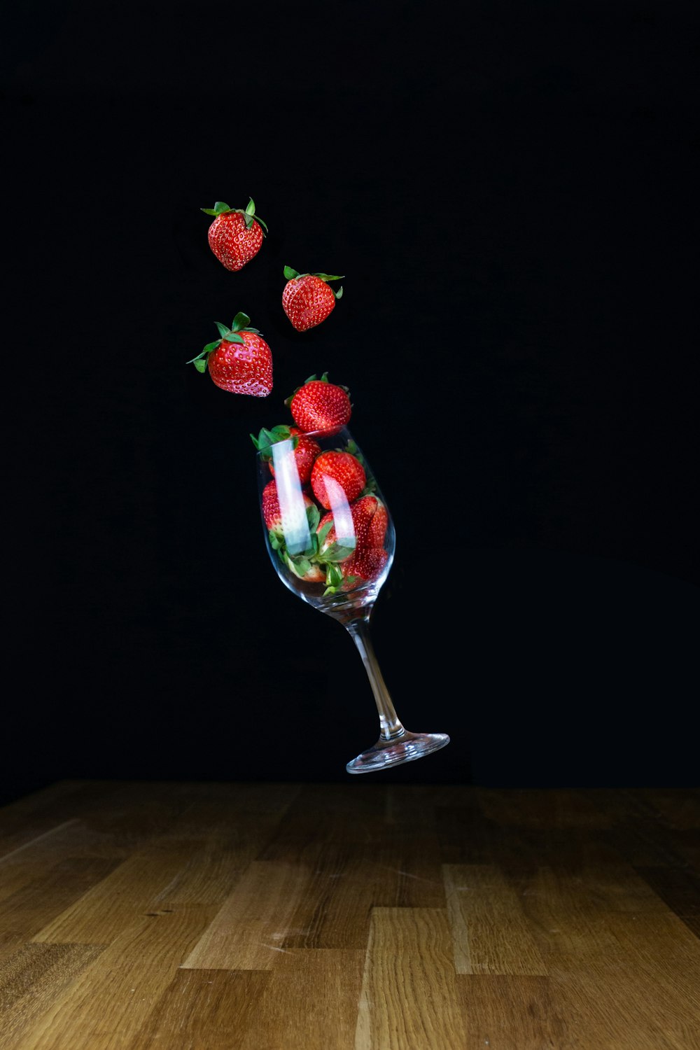 fresas en vaso transparente con patas de vidrio