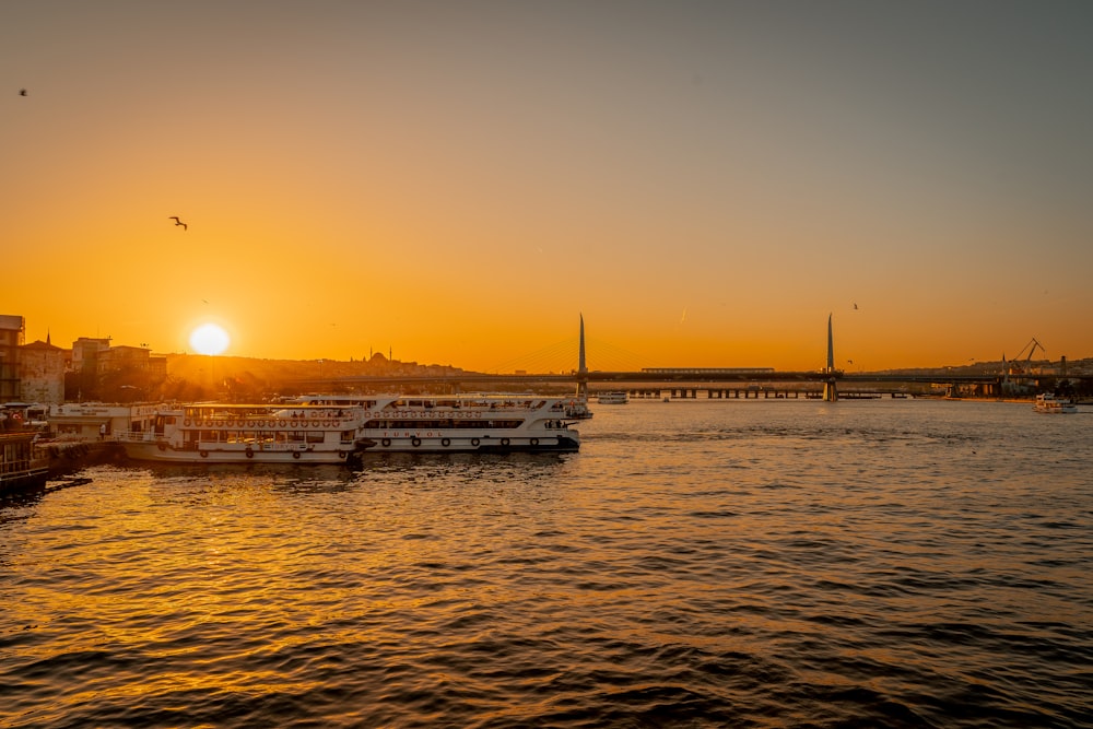 Weißes Boot auf See bei Sonnenuntergang