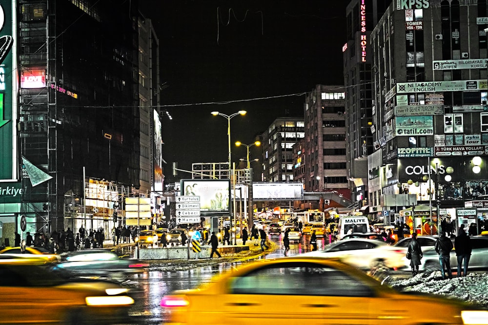 夜間に建物と建物の間の道路を走る車