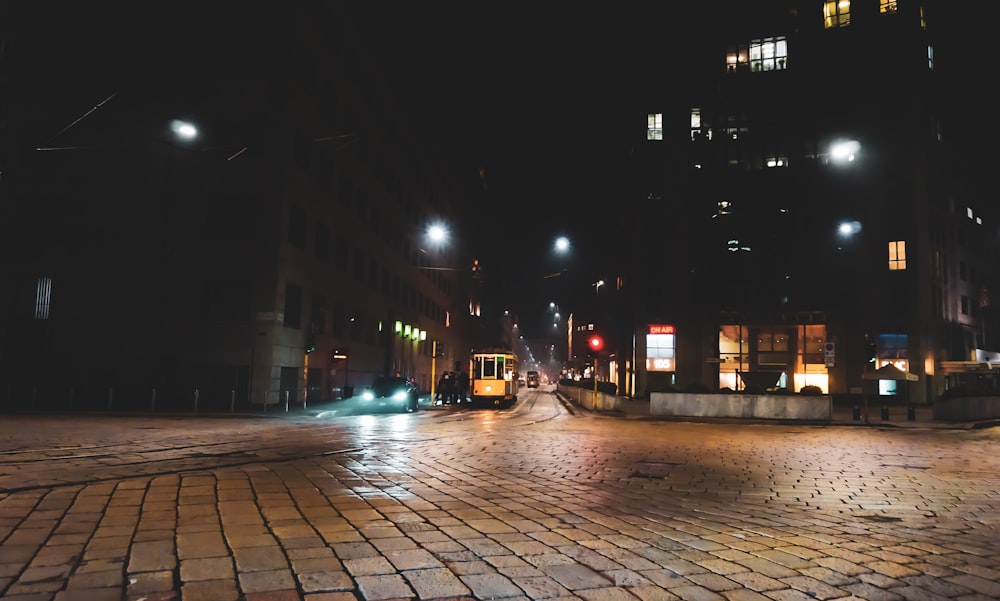 Voitures sur la route pendant la nuit