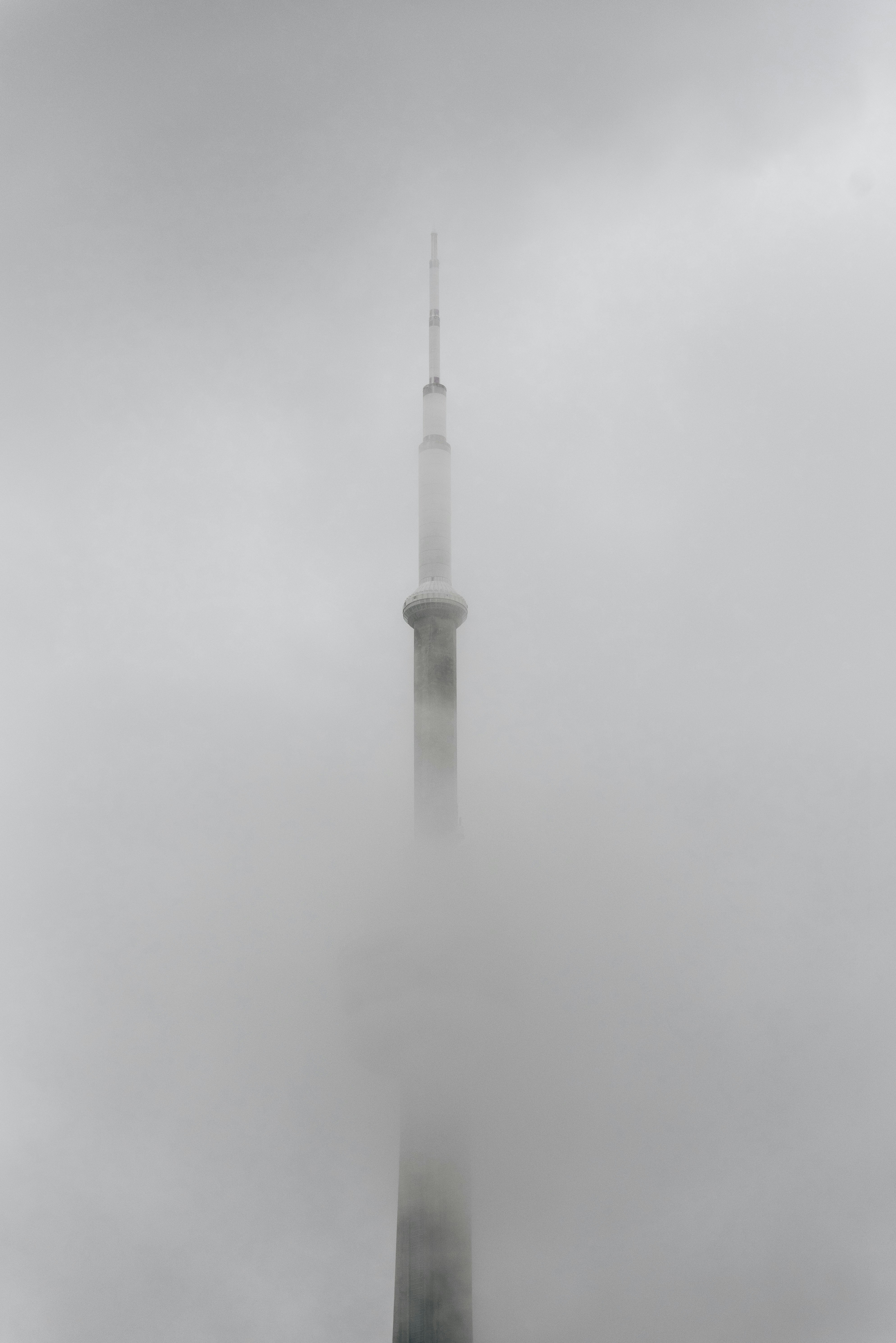 Tour blanche sous un ciel blanc