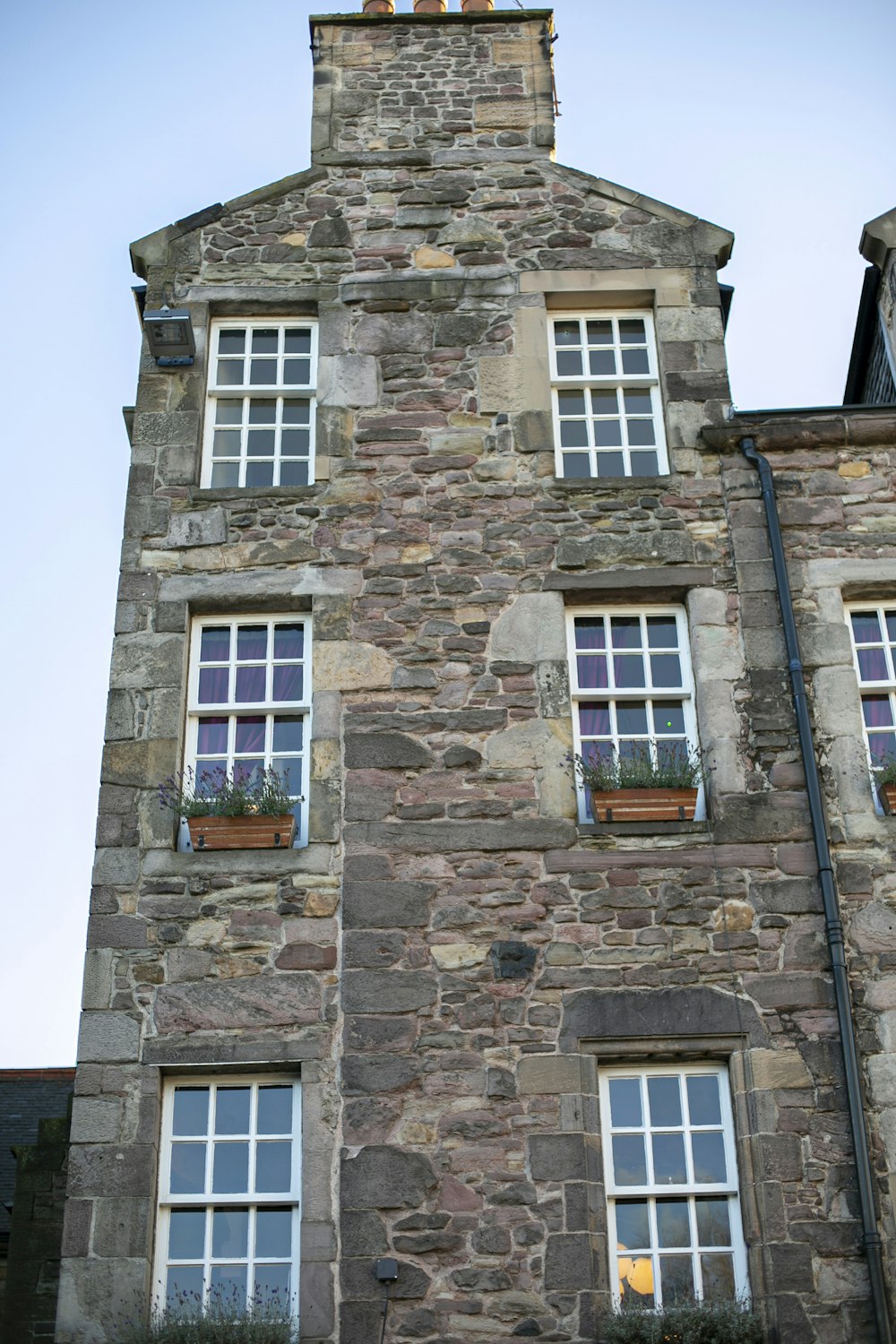 Bâtiment en brique brune pendant la journée