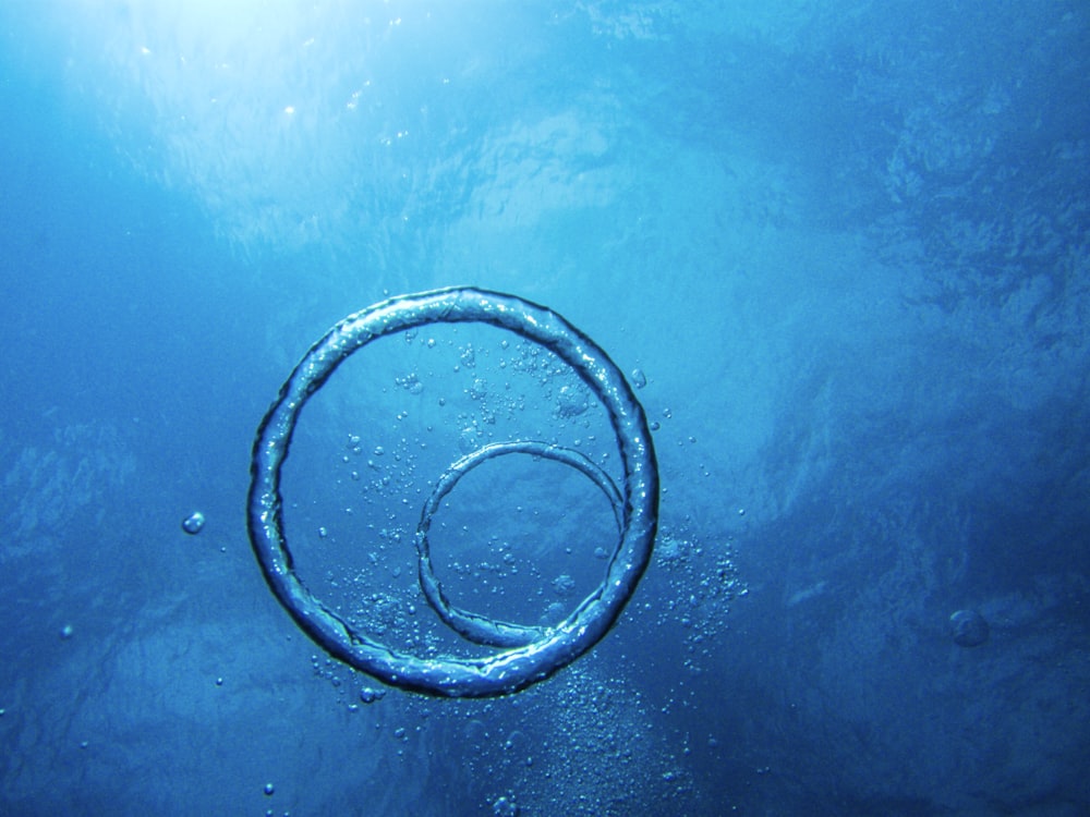 Anillo de plata sobre agua azul