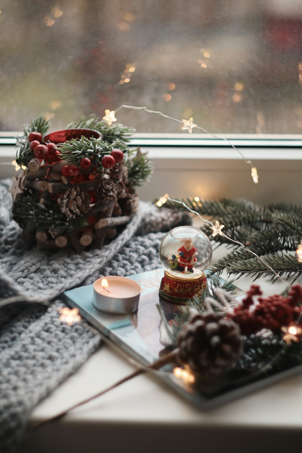 白いテーブルクロスに赤と緑のクリスマスツリー