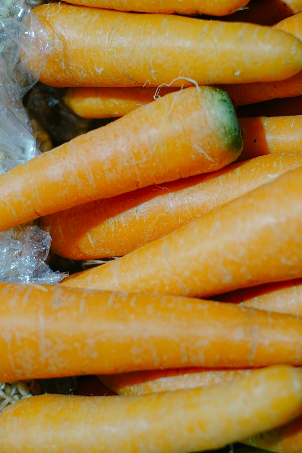 carota arancione su confezione di plastica trasparente