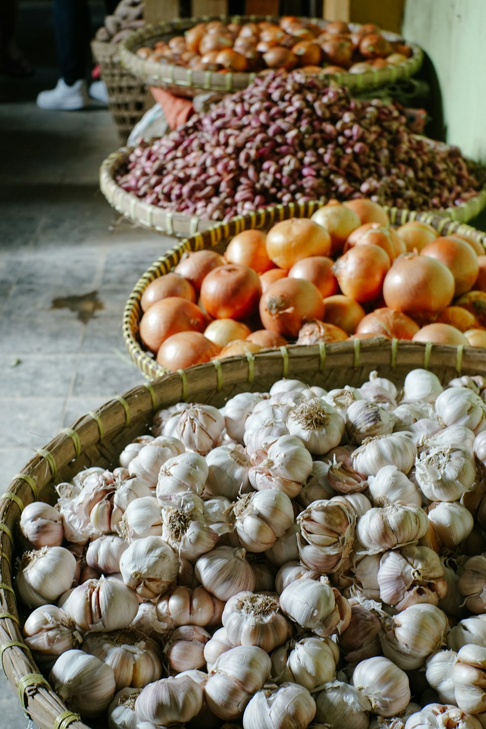 pomodori arancioni e rossi su cesto intrecciato marrone