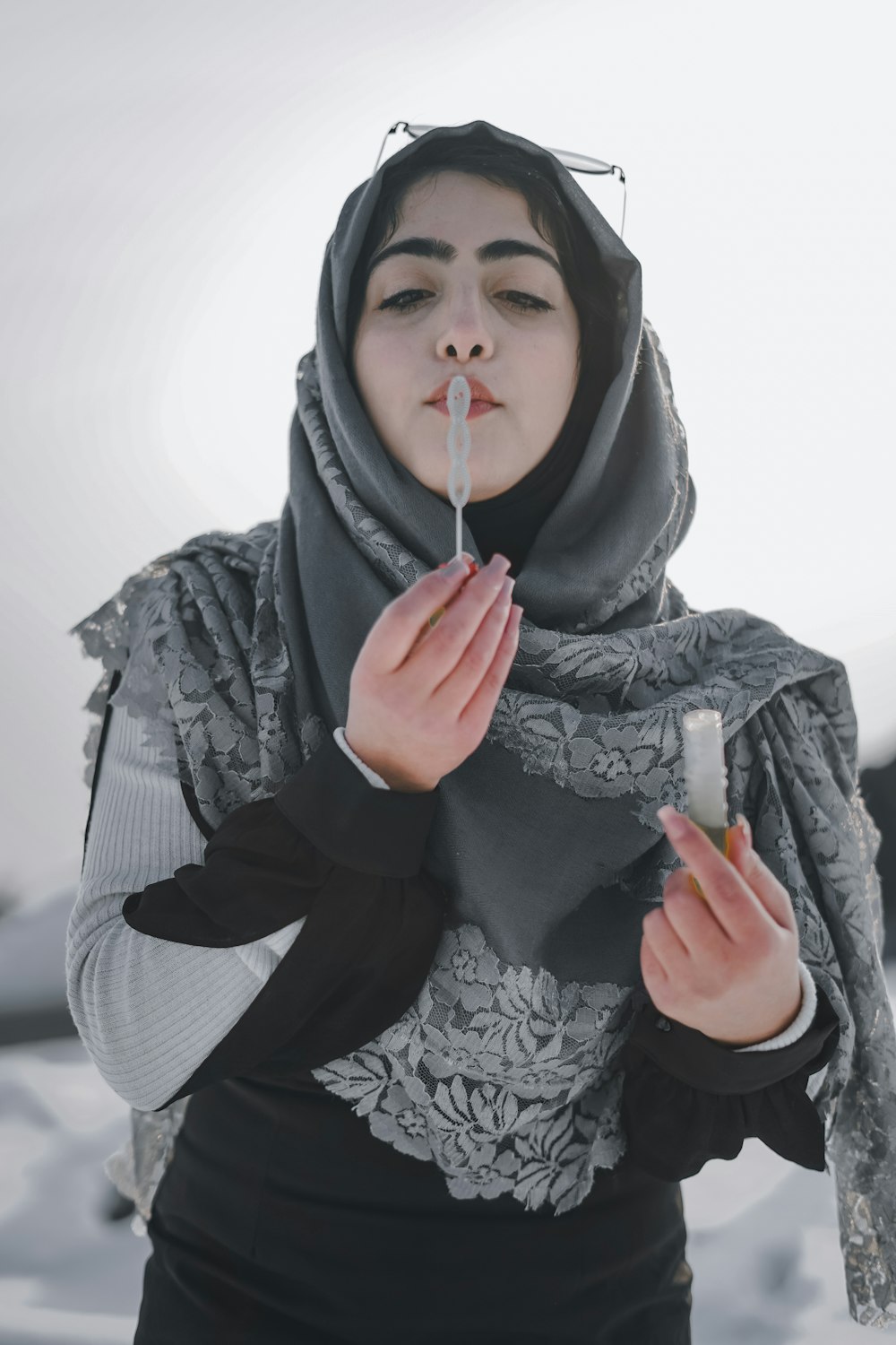 Mujer con hiyab blanco y negro