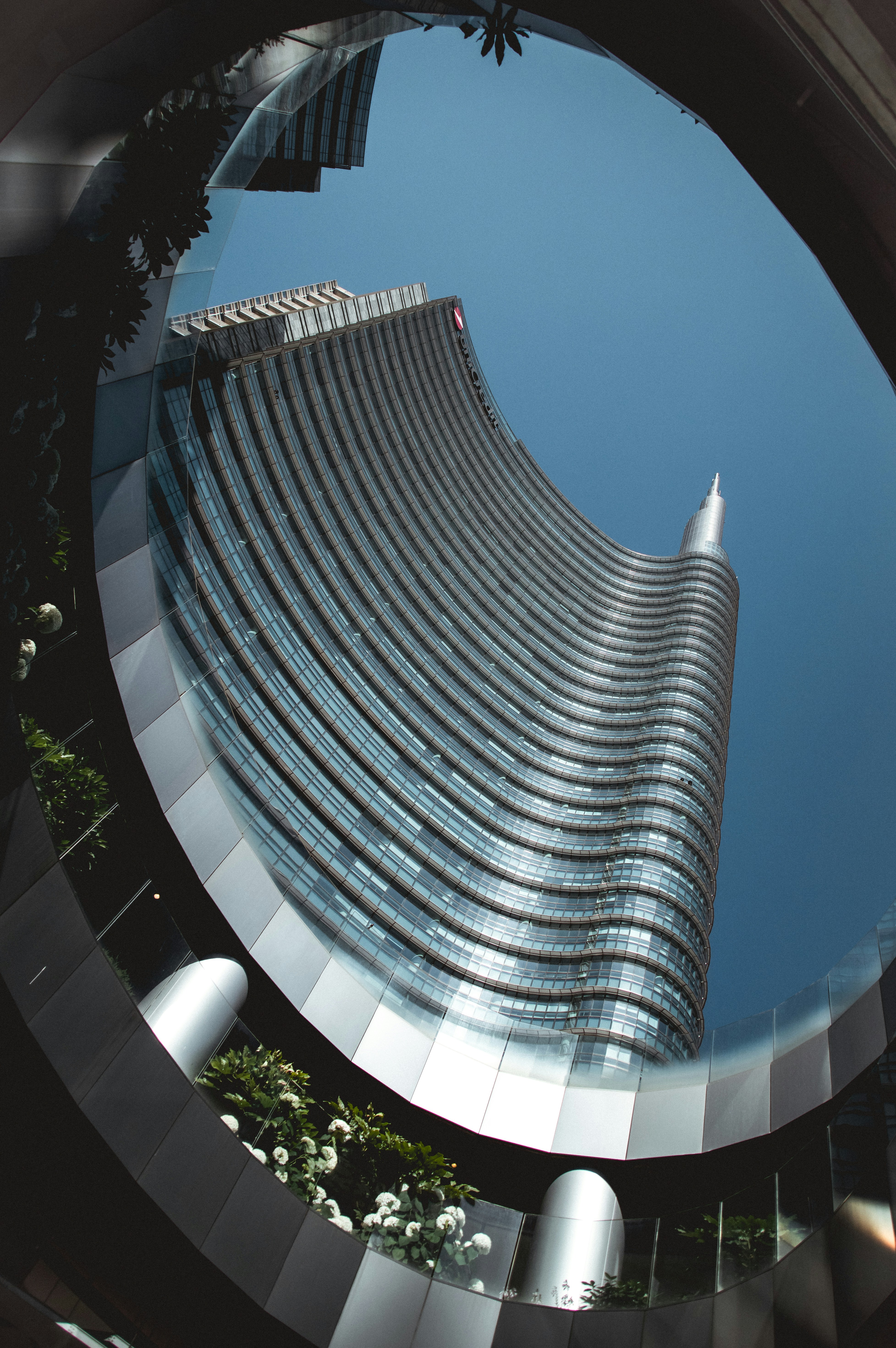 Gebäude aus weißem und schwarzem Beton