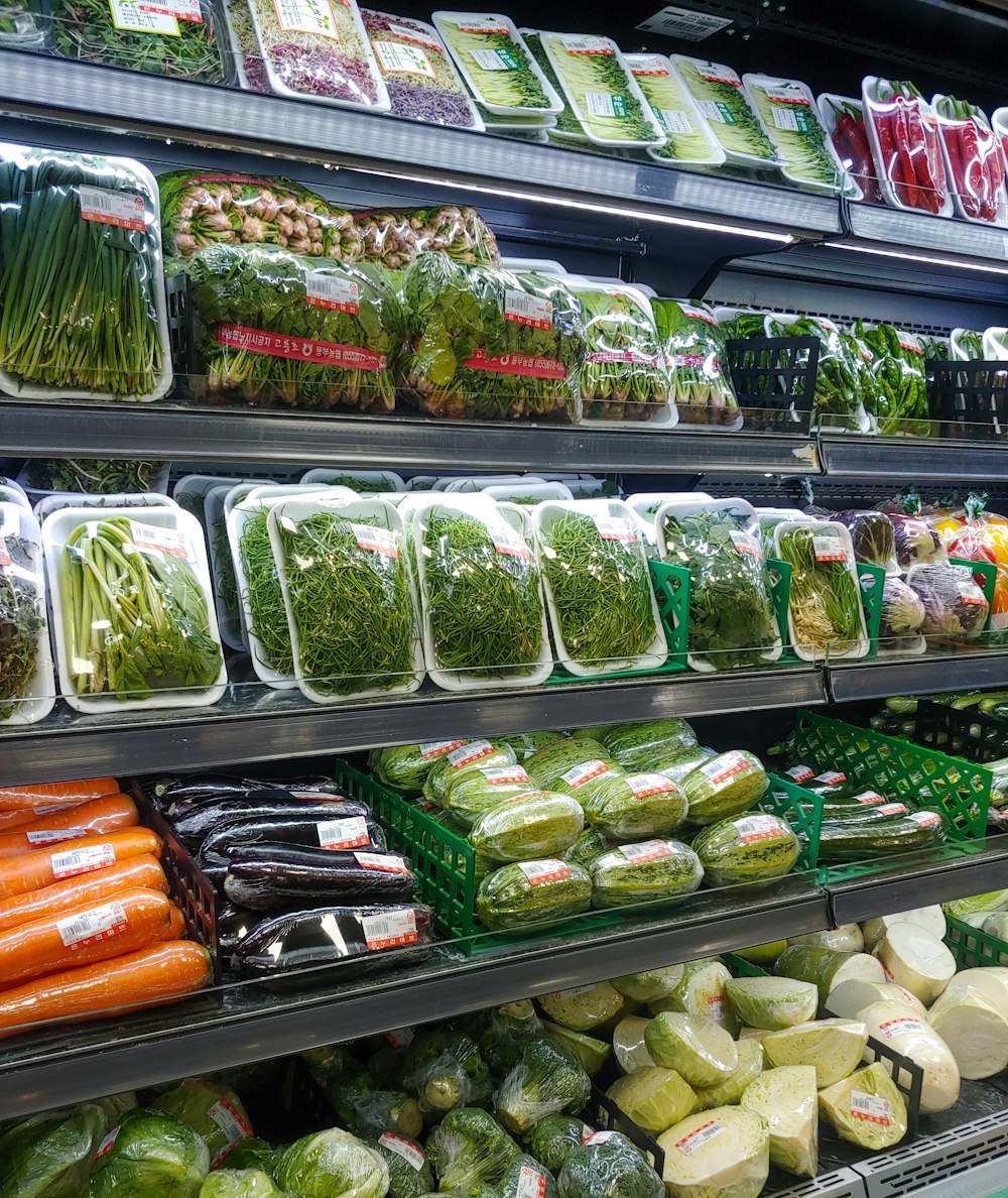 verduras verdes y blancas en recipientes de plástico transparente