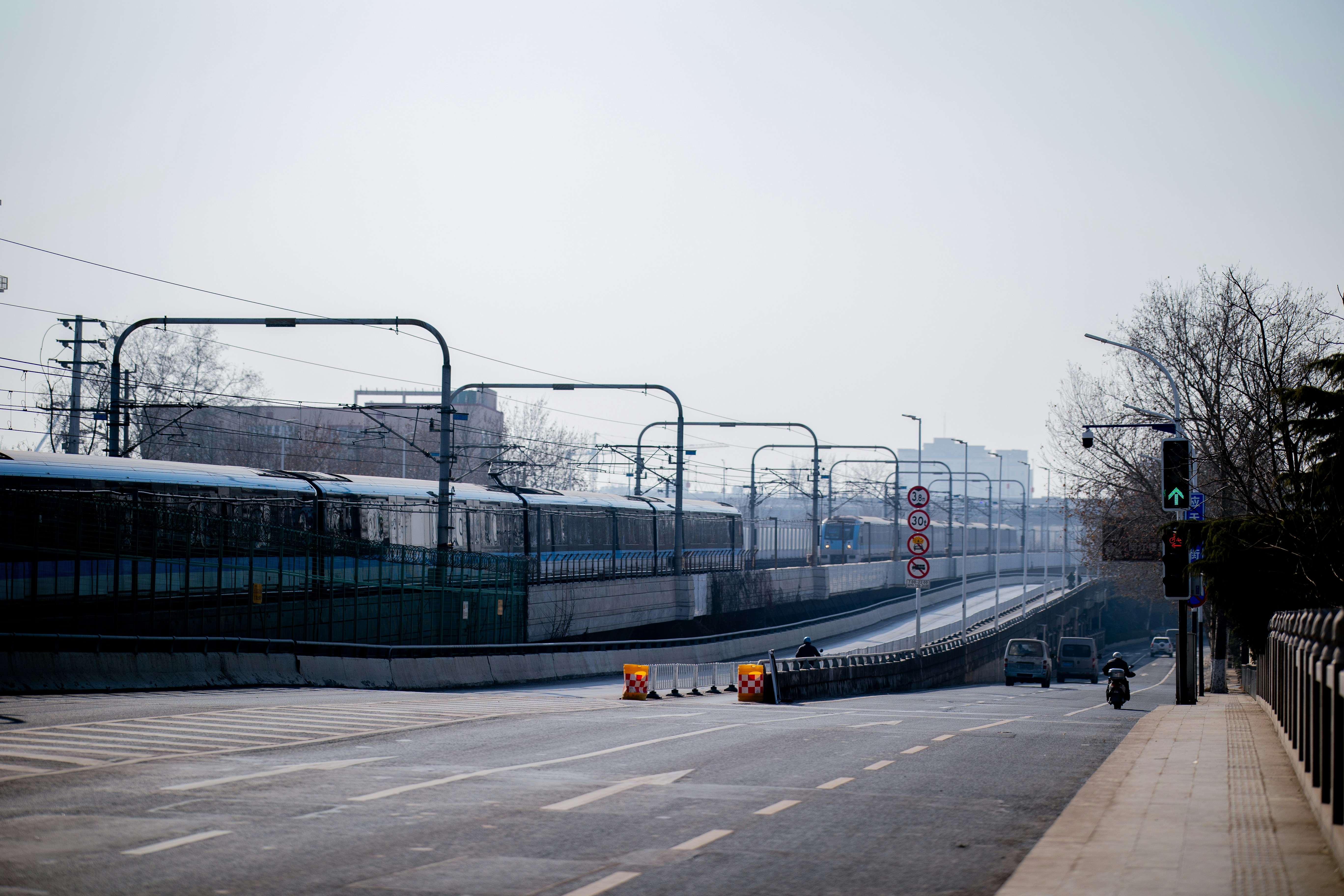 Tren azul y blanco en la vía férrea durante el día