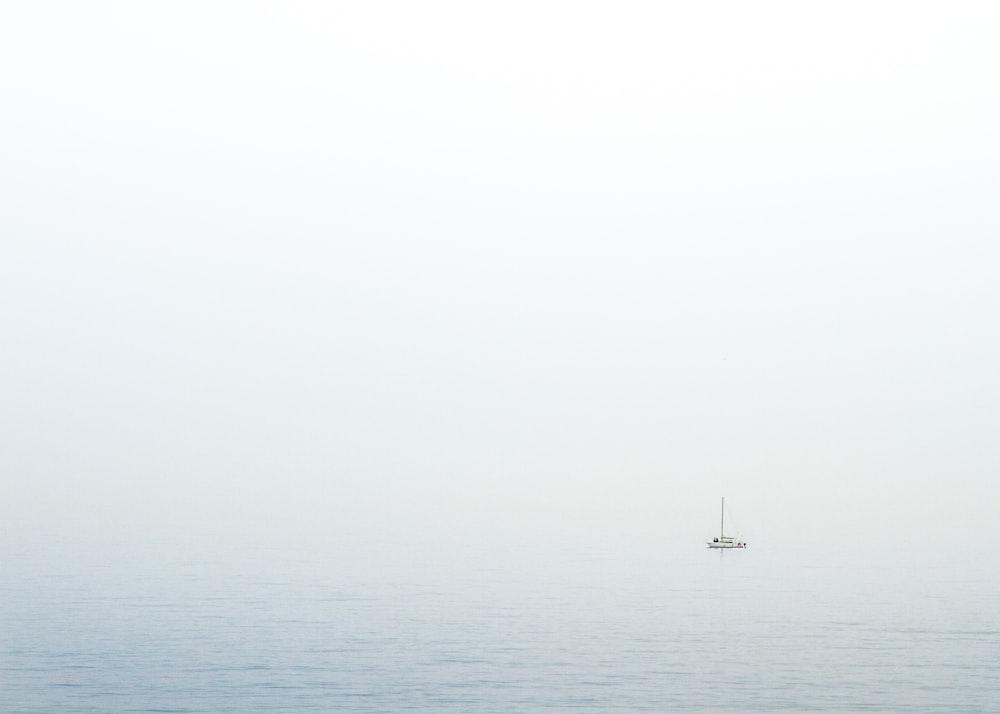 plan d’eau sous un ciel blanc pendant la journée