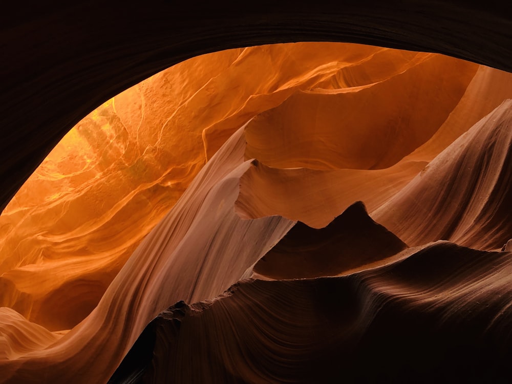 caverna marrom e branca durante o dia