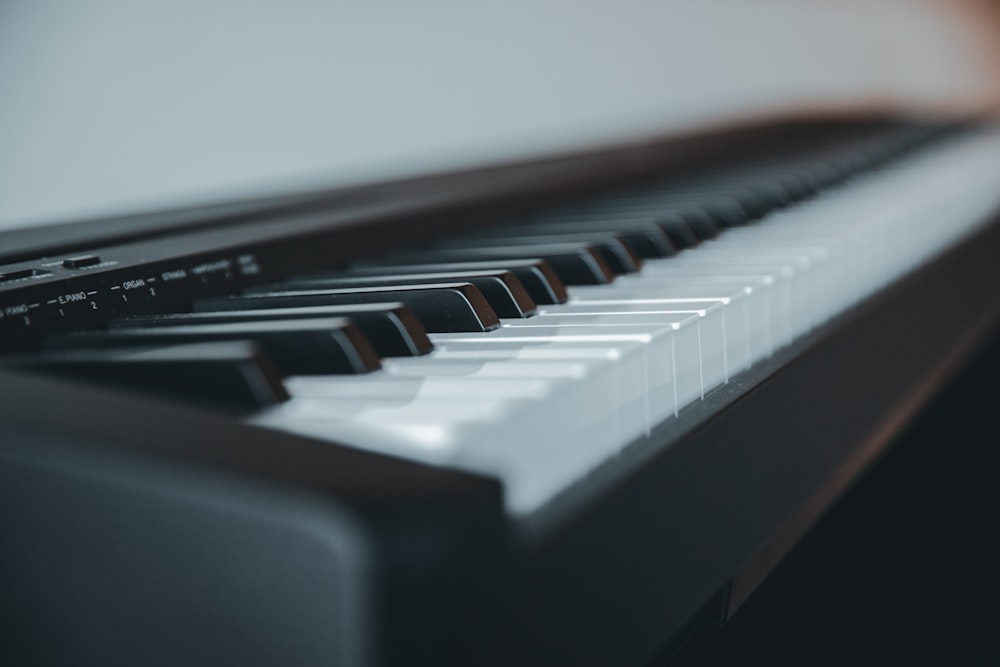 teclas de piano en blanco y negro