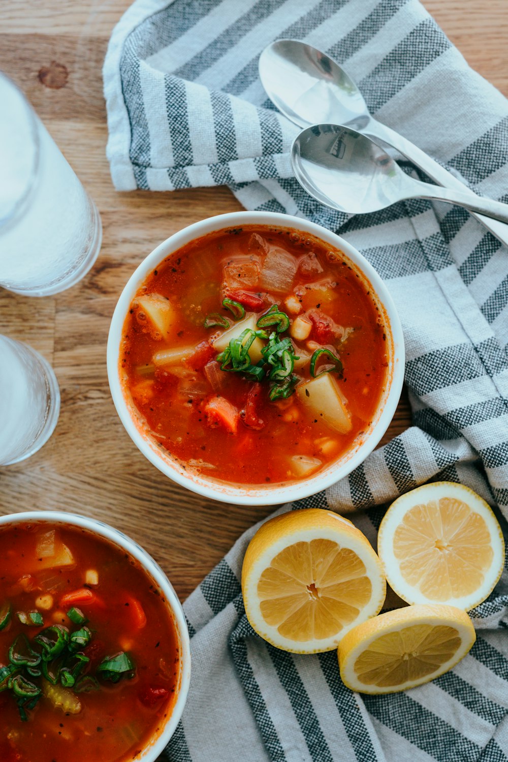 Soupe dans un bol en céramique blanche