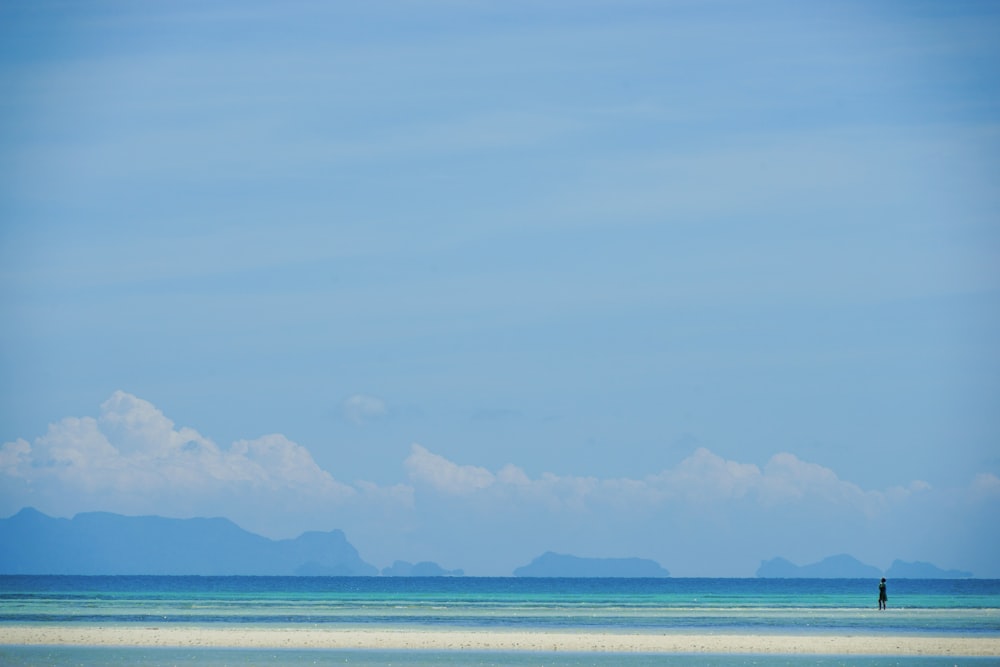 mar azul sob o céu azul durante o dia