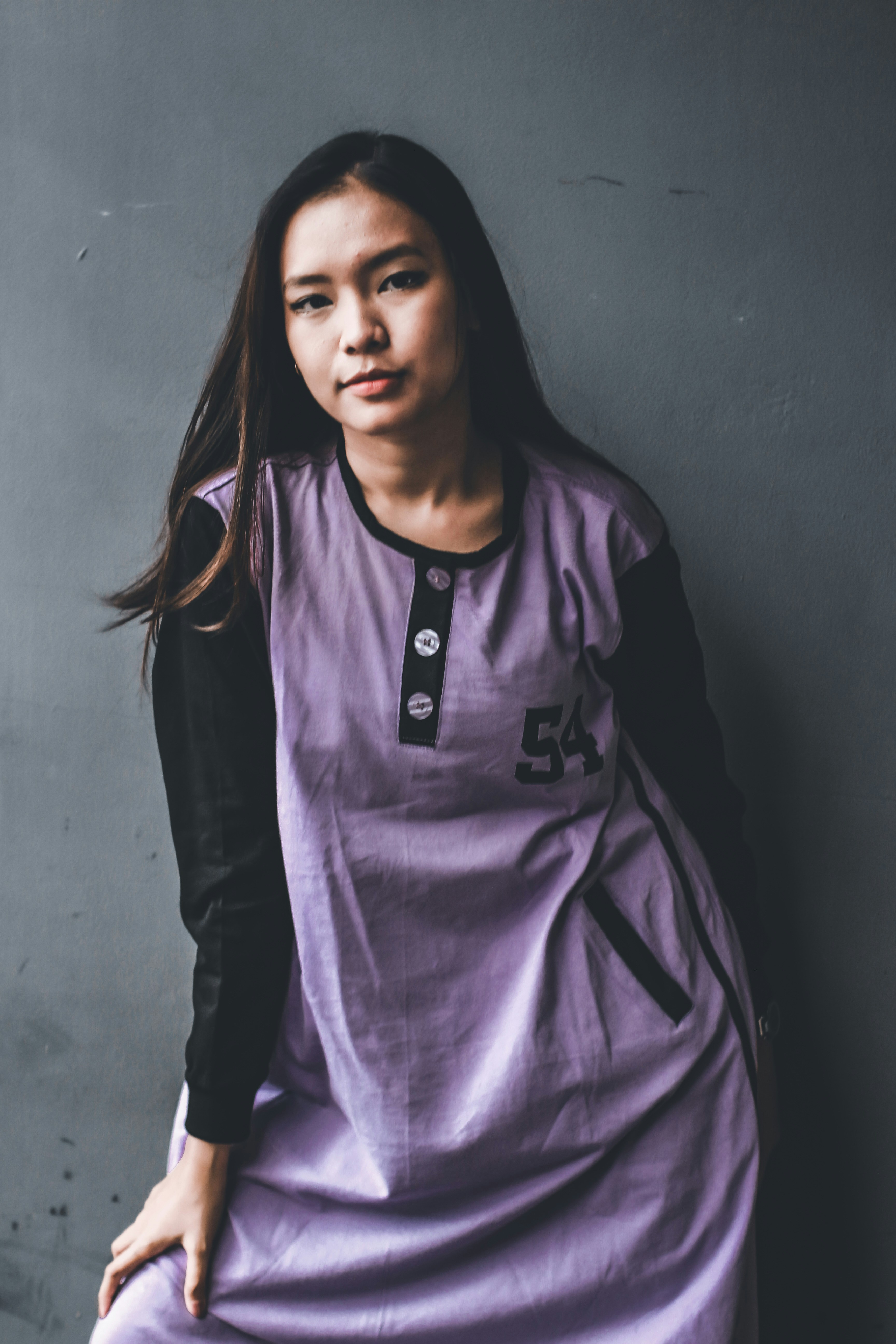 Wanita dengan jaket adidas hitam dan putih