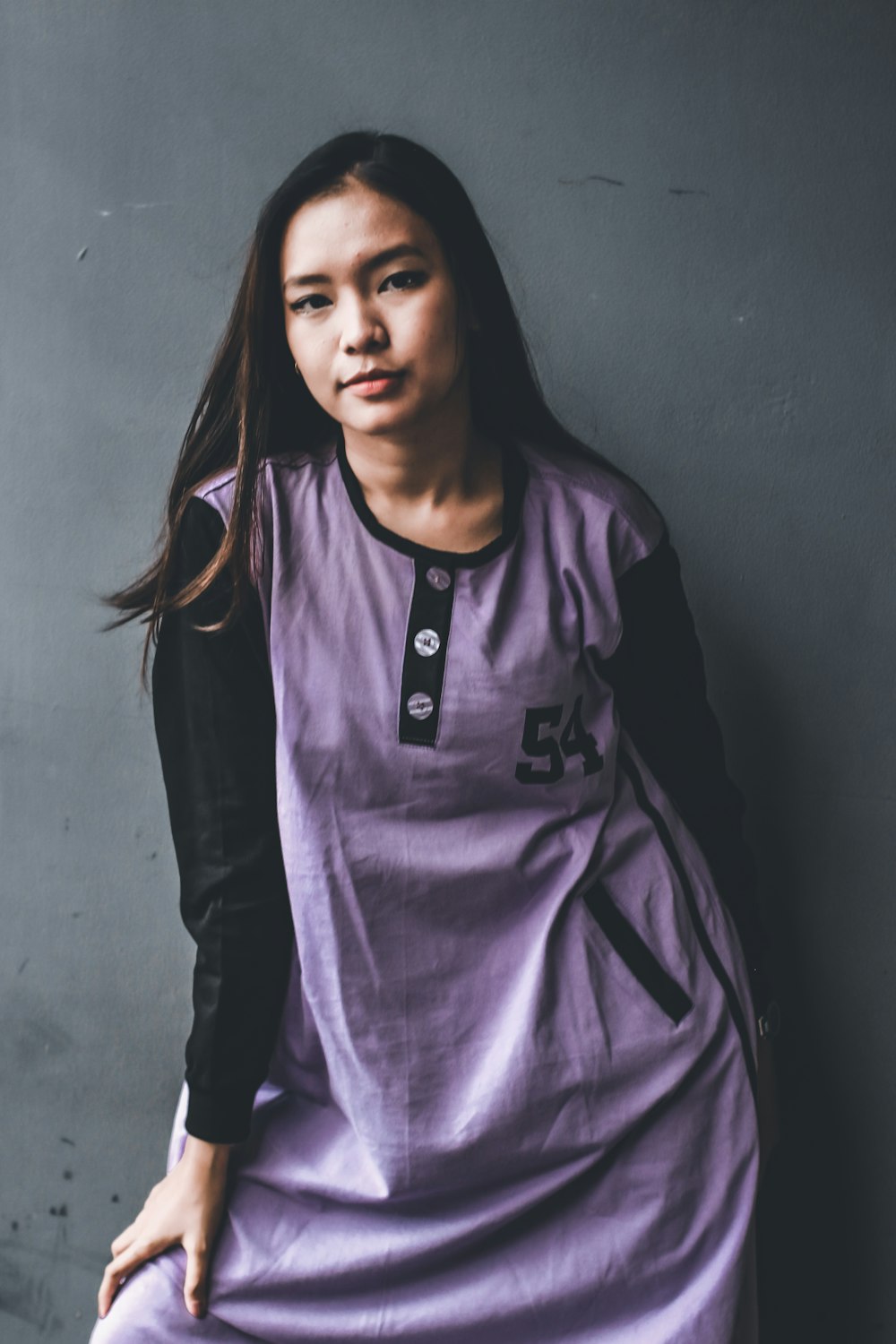 Foto de mujer con chaqueta adidas blanca y negra – Imagen gratuita Bandung  en Unsplash