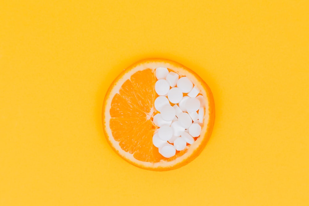 Orangen Fruchtscheiben auf gelber Oberfläche