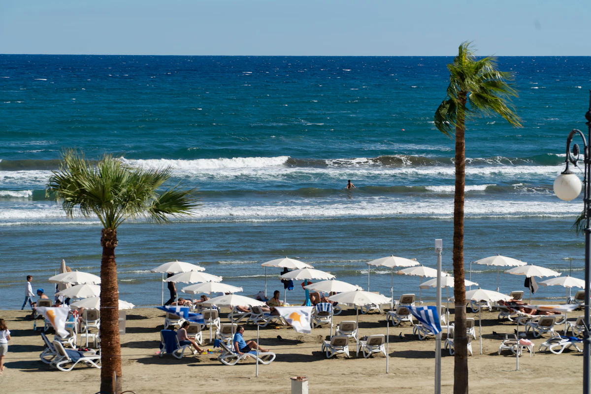 Larnaca Cipru - umbrele pe plaja Finikoudes