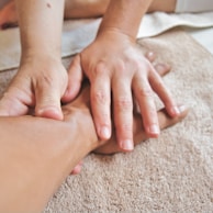 Massage des mains et avant-bras