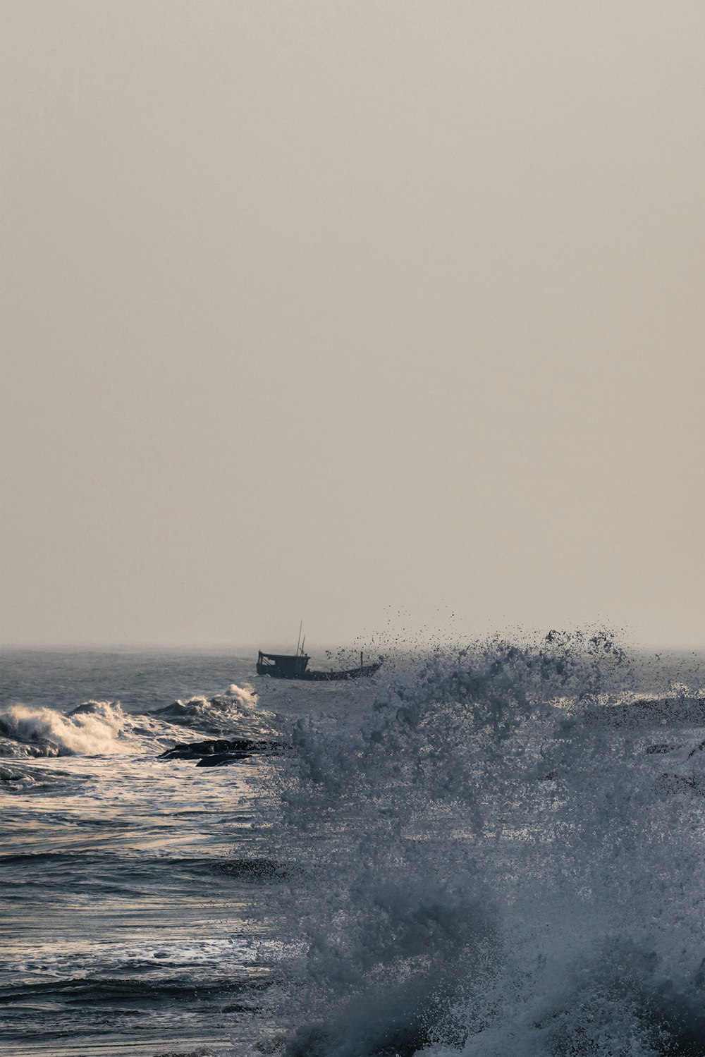 Barco blanco sobre las olas del mar durante el día