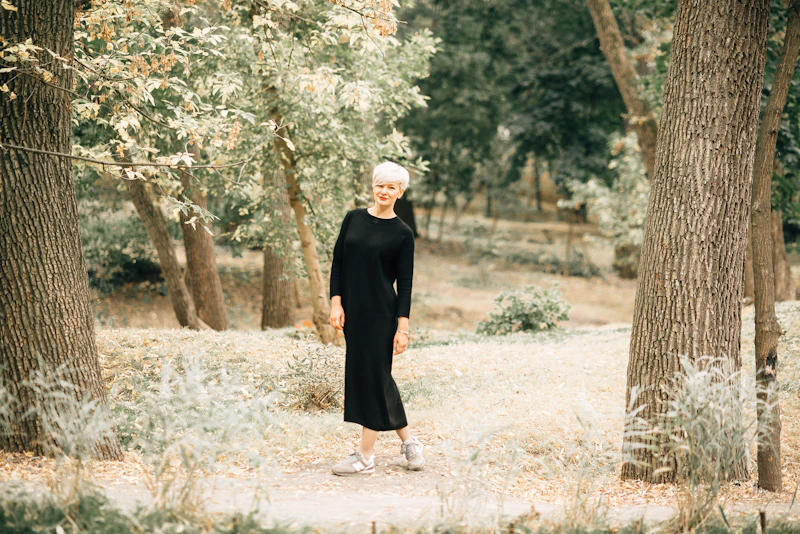 mujer madura sofisticada en vestido negro en campo argentino