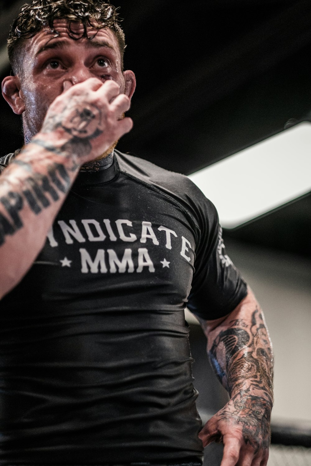 Hombre con camiseta negra de cuello redondo