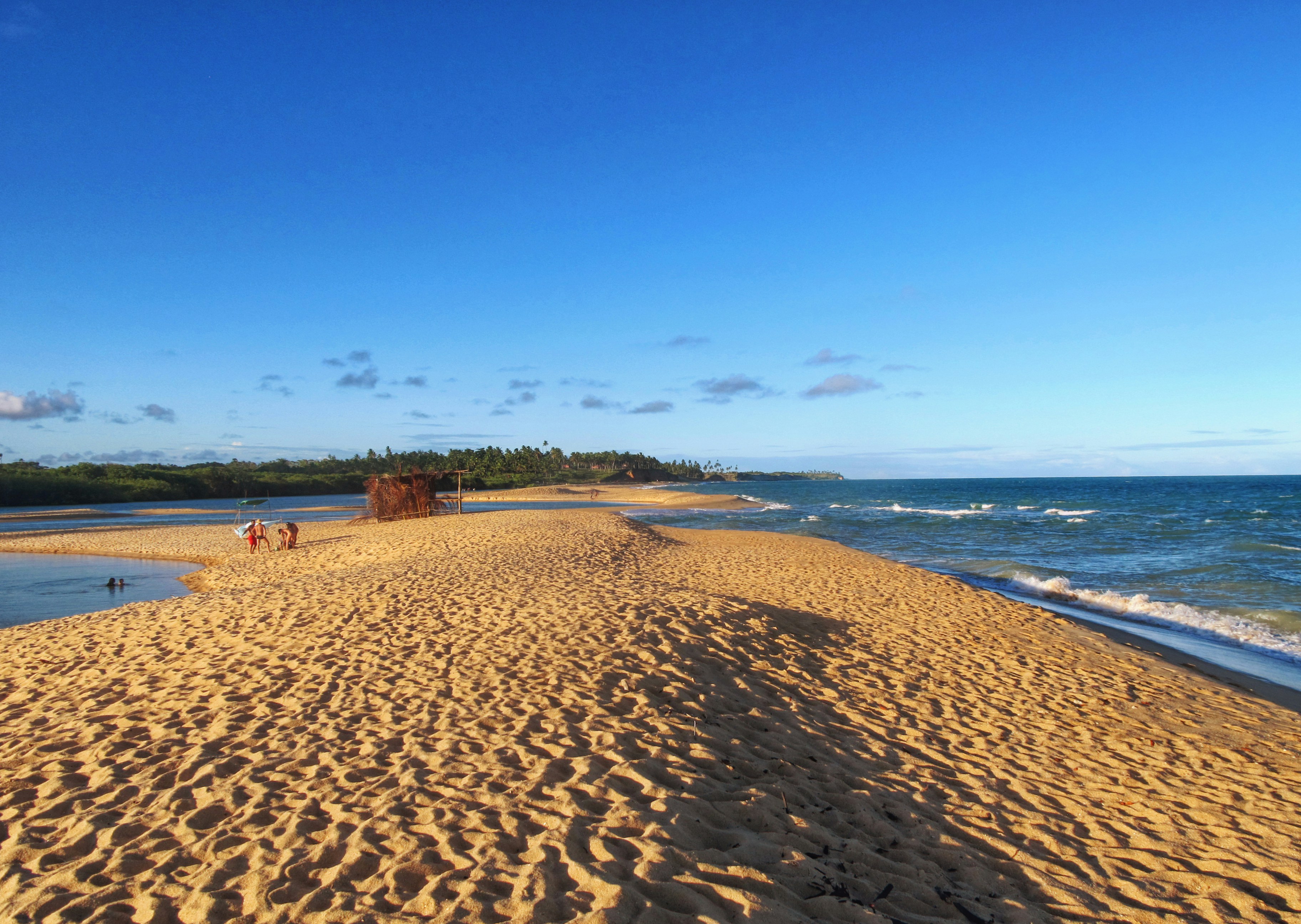 Rhodos strand met fijn zand en kalme zee op zonnige dag
