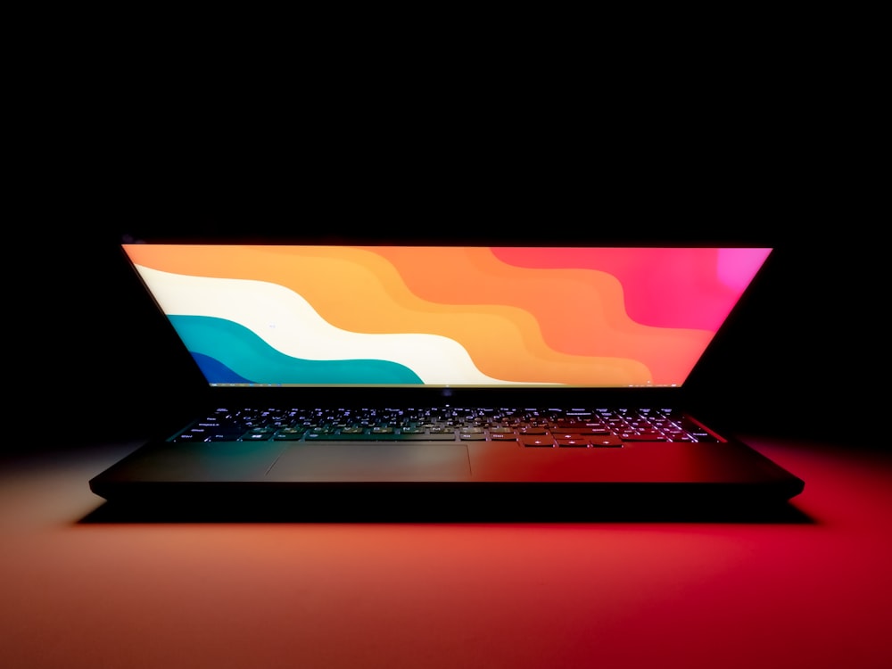 MacBook Pro sur table noire