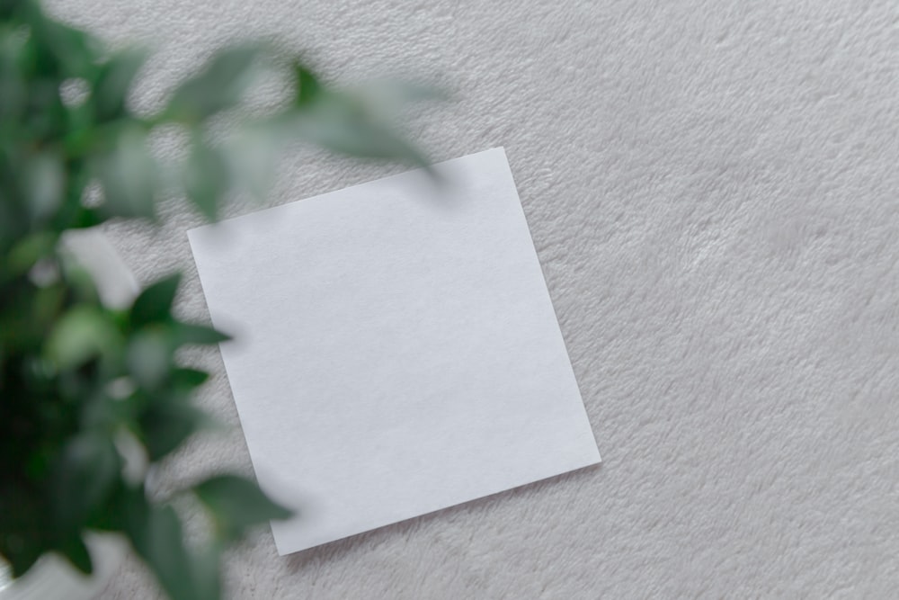 papier d’imprimante blanc sur surface blanche