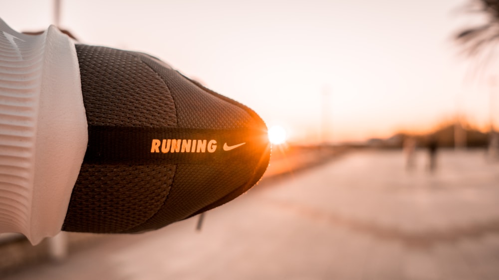 Un par de zapatillas para correr con la puesta de sol en el fondo