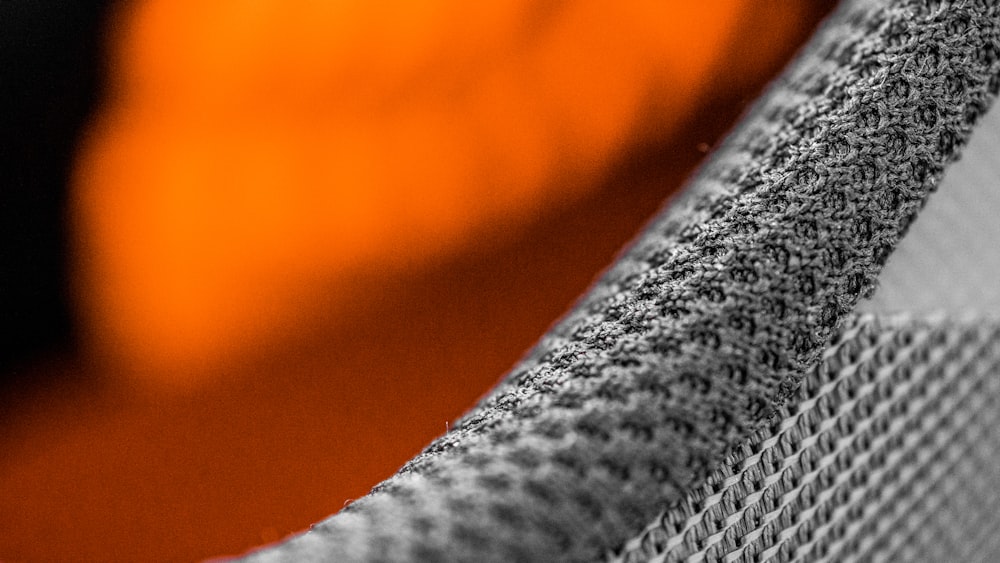 graues Textil auf orangefarbenem Textil